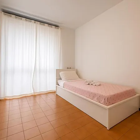 Апартаменты -10 Minutes From The Station- - 5 Beds- *