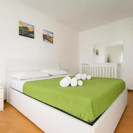 -10 Minutes From The Station- - 5 Beds- *
