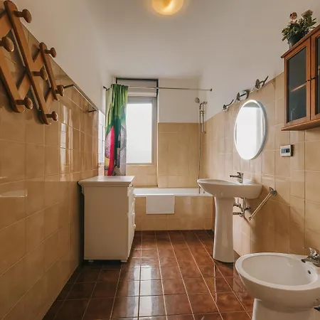 -10 Minutes From The Station- - 5 Beds-